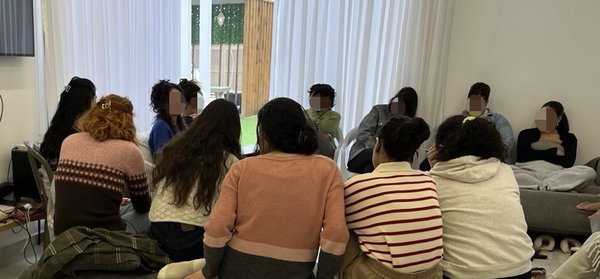 Seminargruppe sitzt im Stuhlkreis. Wi.e.dersprechen-Seminar in Jericho, Dezember 2024