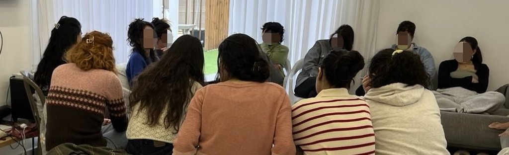 Seminargruppe sitzt im Stuhlkreis. Wi.e.dersprechen-Seminar in Jericho, Dezember 2024