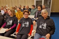 „Ich will einen Richter“ – Die letzten Worte von Ante P. auf T-Shirts solidarischer Prozessbegleiter*innen