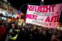  Menschen nehmen am 29.1.2025 an der Kundgebung «Brandmauer statt Brandstiftung» von Amnesty International, Seebrücke und anderen Organisationen mit einem Banner mit der Aufschrift «Asylrecht verteidigen Merz und AfD abschaffen» vor der CDU Zentrale in Berlin teil. 