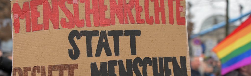 Berlin, 3. Februar 2024: Menschenkette für Demokratie und gegen Rechtsextremismus am Berliner Reichstagsgebäude. Im Bild: Schild mit Aufschrift "Menschenrechte statt rechte Menschen" 