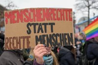 Berlin, 3. Februar 2024: Menschenkette für Demokratie und gegen Rechtsextremismus am Berliner Reichstagsgebäude. Im Bild: Schild mit Aufschrift "Menschenrechte statt rechte Menschen" 