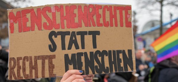Berlin, 3. Februar 2024: Menschenkette für Demokratie und gegen Rechtsextremismus am Berliner Reichstagsgebäude. Im Bild: Schild mit Aufschrift "Menschenrechte statt rechte Menschen" 