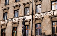 21.04.2024, Berlin. "Soldaten sind Moerder" steht auf einer unsanierten Hausfassade in der Linienstrasse in Mitte