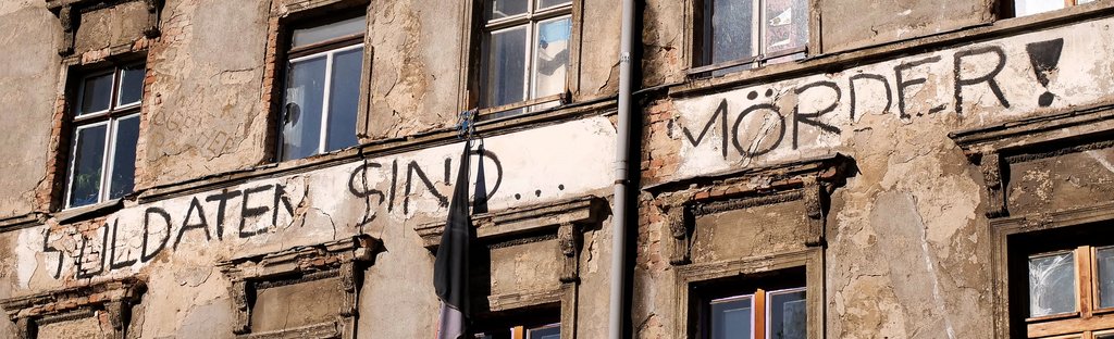 21.04.2024, Berlin. "Soldaten sind Moerder" steht auf einer unsanierten Hausfassade in der Linienstrasse in Mitte