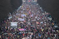 Teilnehmer gehen während einer Demonstration am 2.2.2025 in Berlin unter dem Motto «Aufstand der Anständigen - Demo für die Brandmauer» auf der Straße des 17. Juni - zwischen ihnen ein Transparent mit dem Aufdruck «Asylrecht verteidigen». Der Bundestag hatte einige Tage zuvor mit Unterstützung der AfD einem Antrag der Union zugestimmt, der Zurückweisungen von Asylsuchenden.