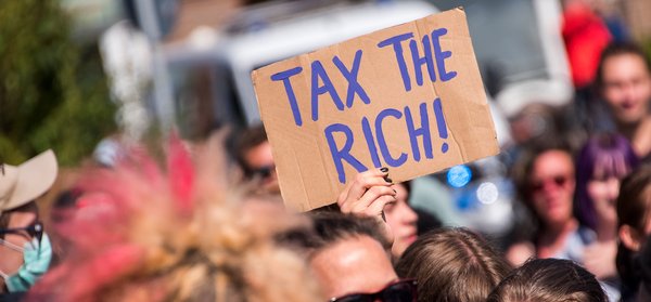 Demonstrationen auf Sylt für Umverteilung von Reichtum, Juli 2022. Demoschild mit der Aufschrift: "TAX THE RICH!"