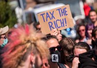 Demonstrationen auf Sylt für Umverteilung von Reichtum, Juli 2022. Demoschild mit der Aufschrift: "TAX THE RICH!"
