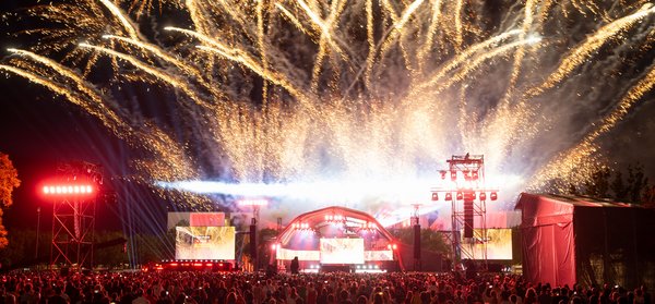 Bei der Abschlussveranstaltung vom Demokratiefest im Berliner Regierungsviertel am 26.5.2024 wird auf der Bühne vor dem Kanzleramt ein Feuerwerk gezündet. 