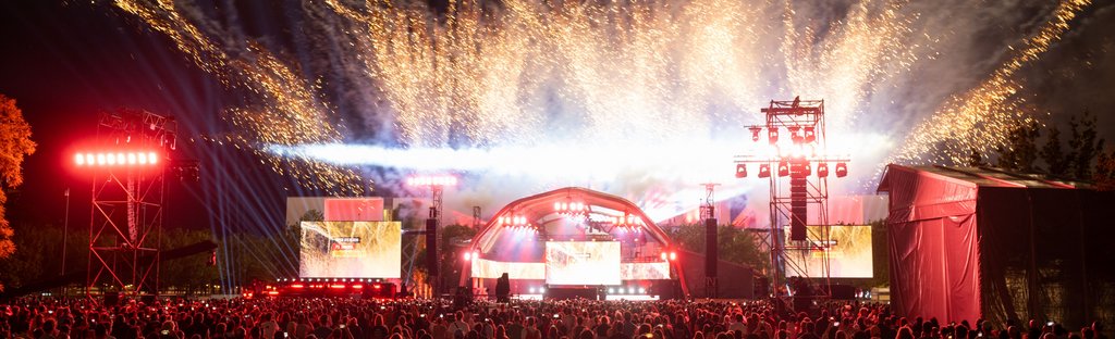 Bei der Abschlussveranstaltung vom Demokratiefest im Berliner Regierungsviertel am 26.5.2024 wird auf der Bühne vor dem Kanzleramt ein Feuerwerk gezündet. 