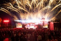 Bei der Abschlussveranstaltung vom Demokratiefest im Berliner Regierungsviertel am 26.5.2024 wird auf der Bühne vor dem Kanzleramt ein Feuerwerk gezündet. 