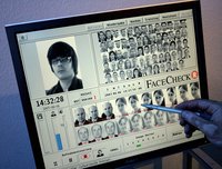 "FaceCheck" heißt die von der Cross Match Technologies GmbH in Jena entwickelte Software zur digitalen Gesichtserkennung für biometrische Grenzkontrolle, Zutrittskontrolle und Identitätsprüfung, aufgenommen am Mittwoch (06.06.2007). Das Technologieunternehmen mit insgesamt vier Standorten in den USA und Deutschland ist nach eigenen Angaben weltweit führender Anbieter von Geräten zur digitalen Erfassung biometrischer Daten wie Fingerabdrücke sowie der Gesichtserkennung, die unter anderem zur Personenerfassung im polizeilichen, zivilen und kommerziellen Bereich zu Einsatz kommen. Cross Match Technologies beliefert mehr als 5.000 Kunden in über 75 Ländern. Foto: Jan-Peter Kasper dpa/lth +++(c) dpa - Report+++ 