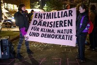Protest im Januar 2025 gegen ein exklusives Lobby-Event des Axel­-Springer Verlags in Berlin. Transpi mit der Aufschrift: "Entmilliardärisieren. Für Klima, Natur und Demokratie."