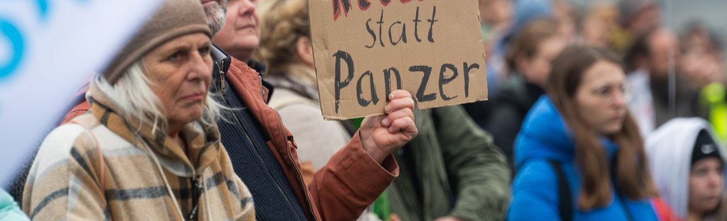 Protest gegen Sozialabbau, Düsseldorf November 2024. Demo-Schild mit der Aufschrift "Kita statt Panzer".