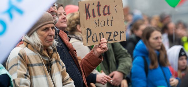 Protest gegen Sozialabbau, Düsseldorf November 2024. Demo-Schild mit der Aufschrift "Kita statt Panzer".