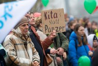 Protest gegen Sozialabbau, Düsseldorf November 2024. Demo-Schild mit der Aufschrift "Kita statt Panzer".
